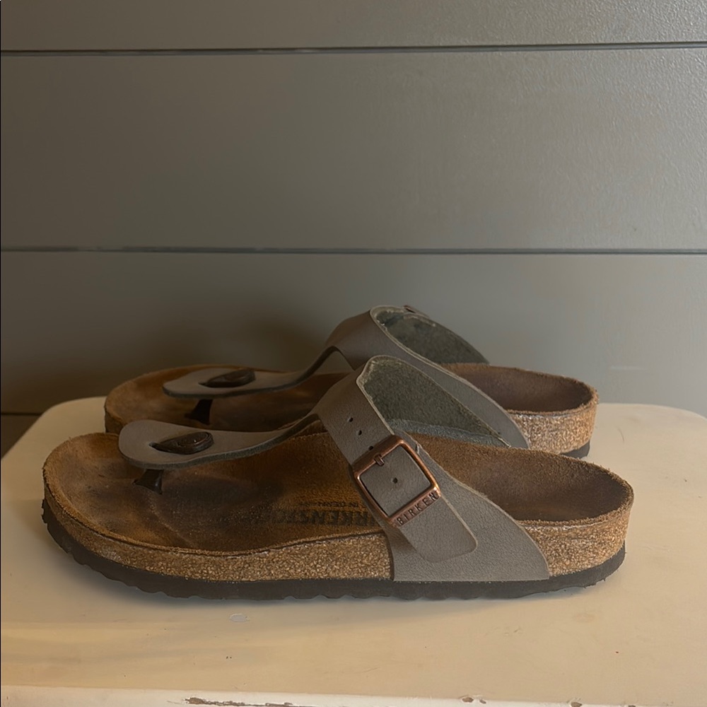Birkenstock “Gizeh” Stone-colored Sandals